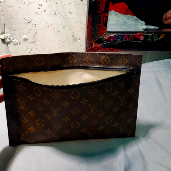 Louis Vuitton Poche Toilette Monogram - Picture 2 of 4